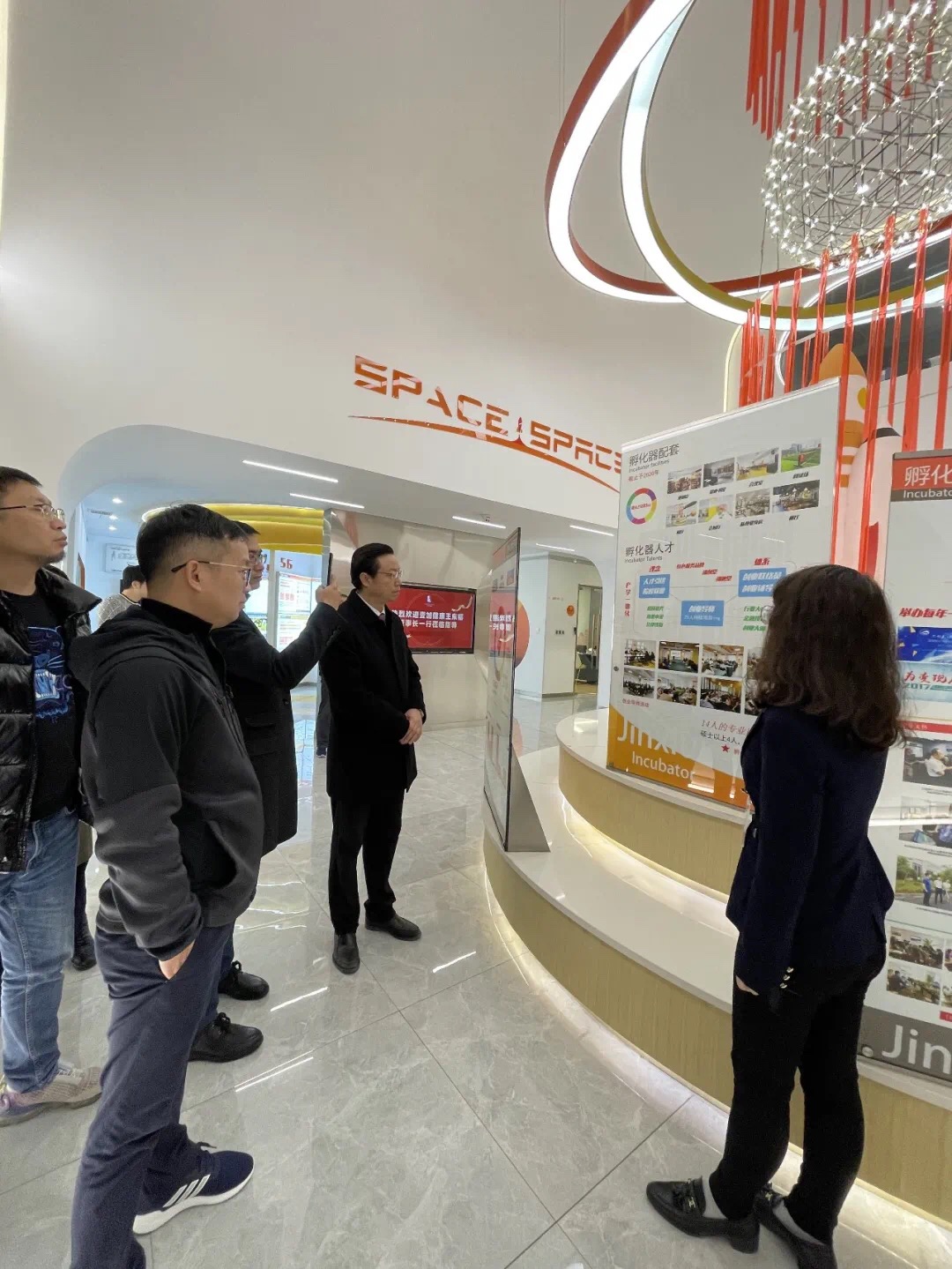 王东福董事长一行旅行5G孵化器展厅.jpg